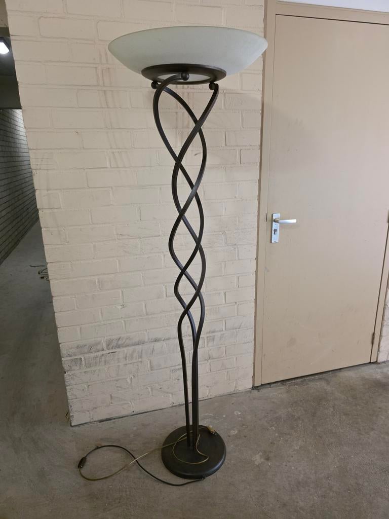 Stijlvolle vloerlamp met gedraaide metalen voet  voor liefh, Gebruikt, Onbekend, Ophalen of Verzenden, Onbekend