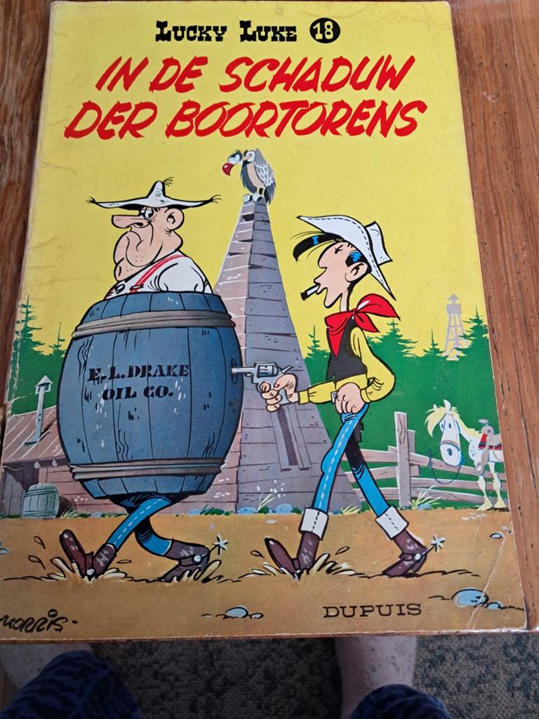 Lucky Luke in de schaduw van de boortorens 1962, Boeken, Stripboeken, Eén stripboek, Ophalen of Verzenden, Gelezen