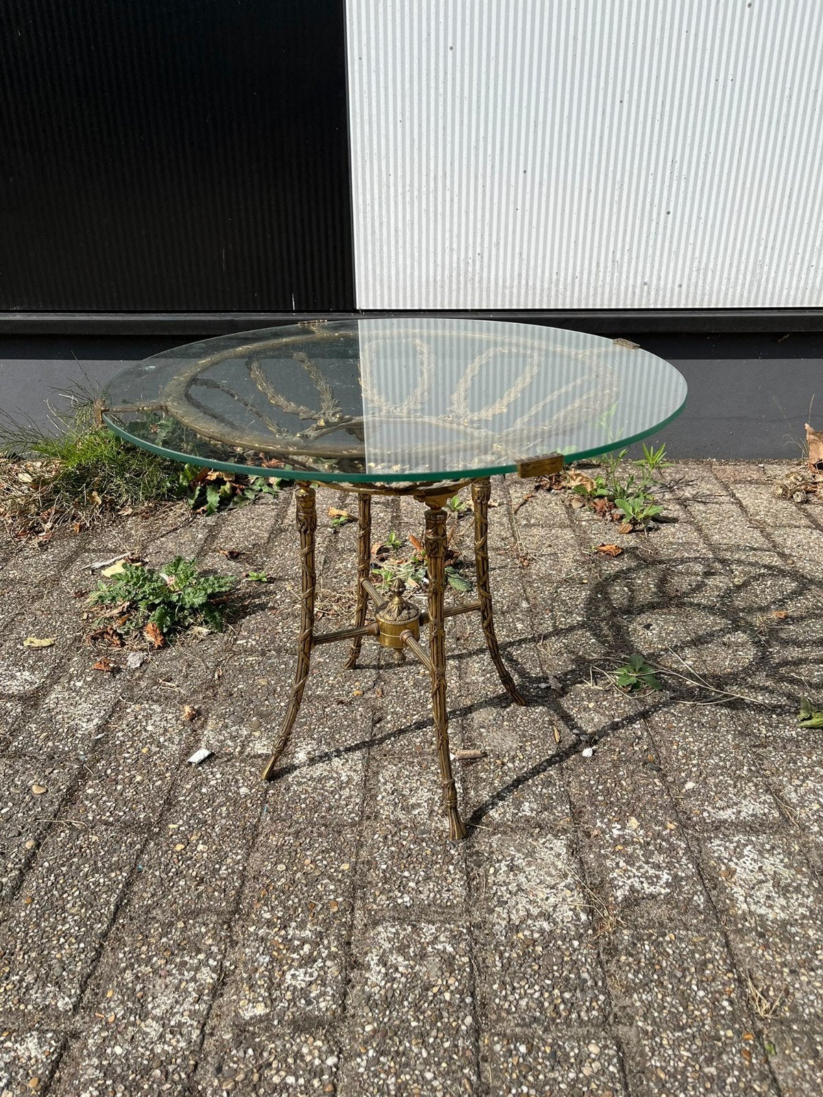Tafeltje messing poot en glasplaat, Huis en Inrichting, Tafels | Bijzettafels, Minder dan 55 cm, Rond, Glas, Ophalen
