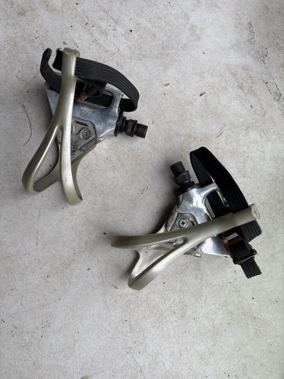 Gebruikte fietspedalen met toeclips en riempjes, Crankstel of Pedalen, Gebruikt, Ophalen of Verzenden, Aluminium