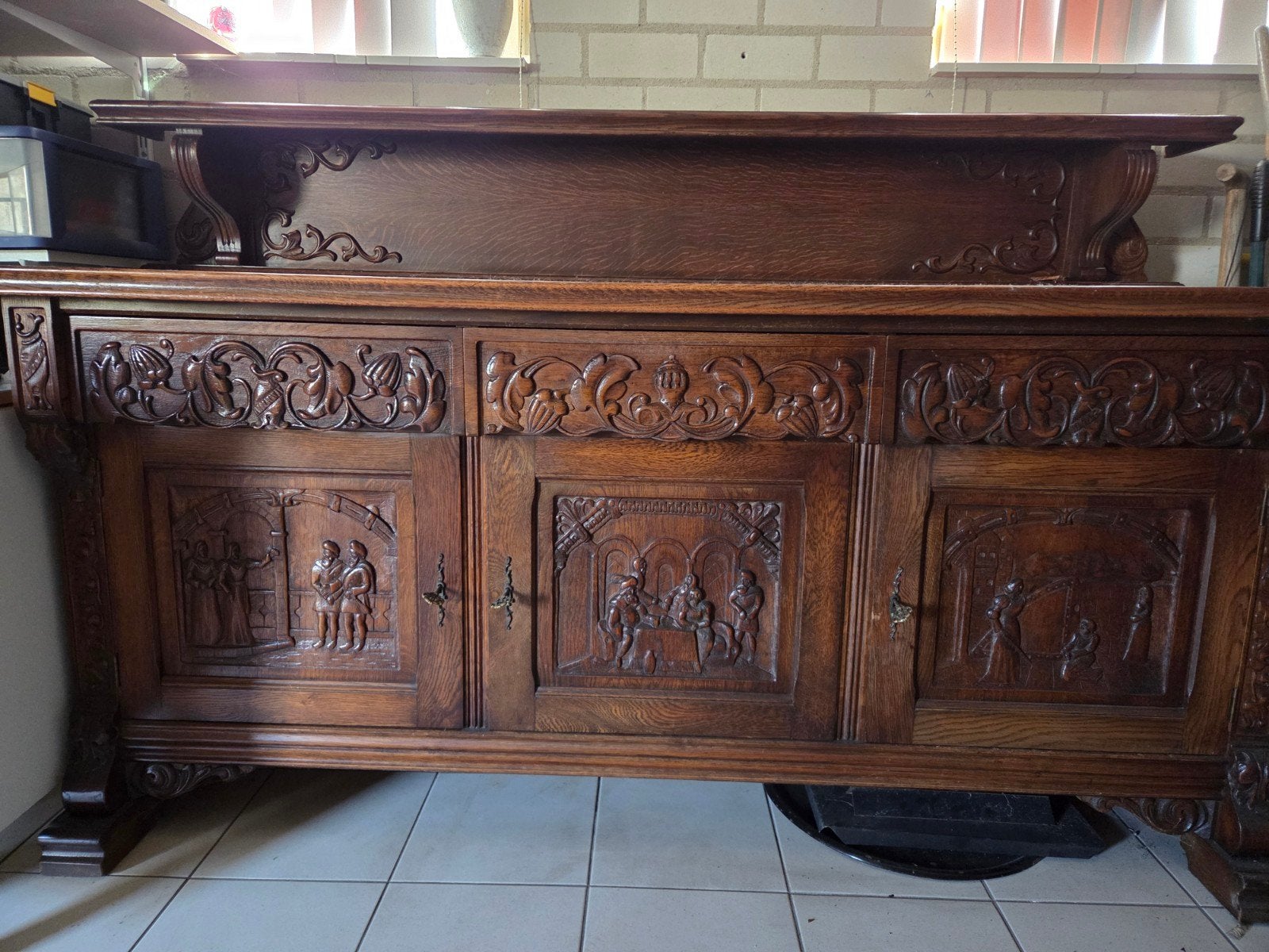 Antiek Eiken Dressoir met Rijkelijk Snijwerk, Ophalen