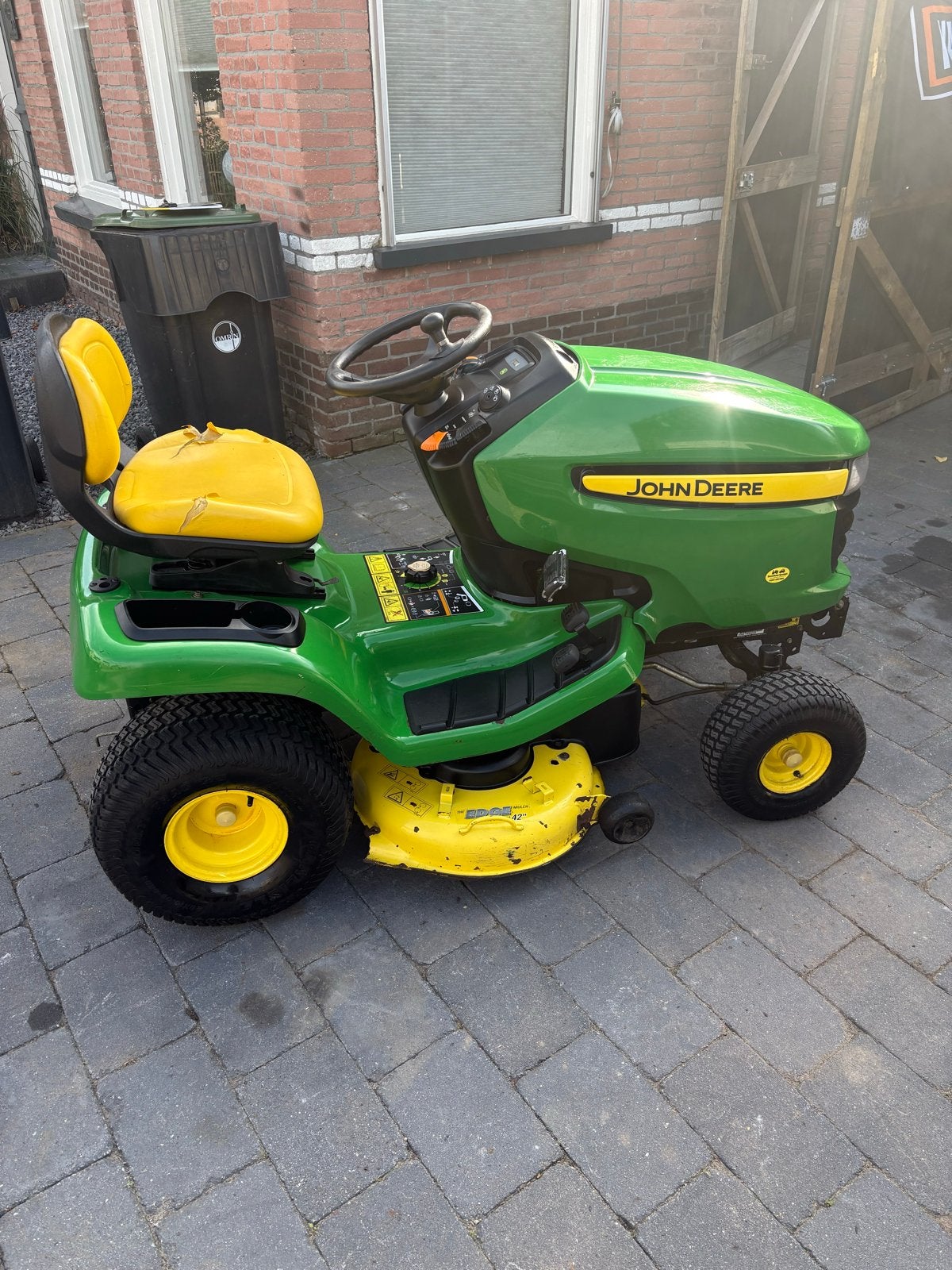Foto 5 van John Deere X300 Zitmaaier - Perfect voor Grote Gazons