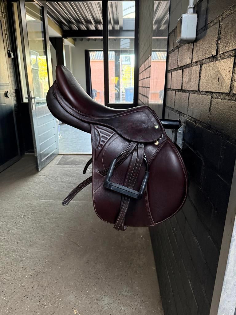 Prestige Versailles springzadel 17 inch boommaat 32, Dieren en Toebehoren, Paarden en Pony's | Zadels, Ophalen of Verzenden, Springen
