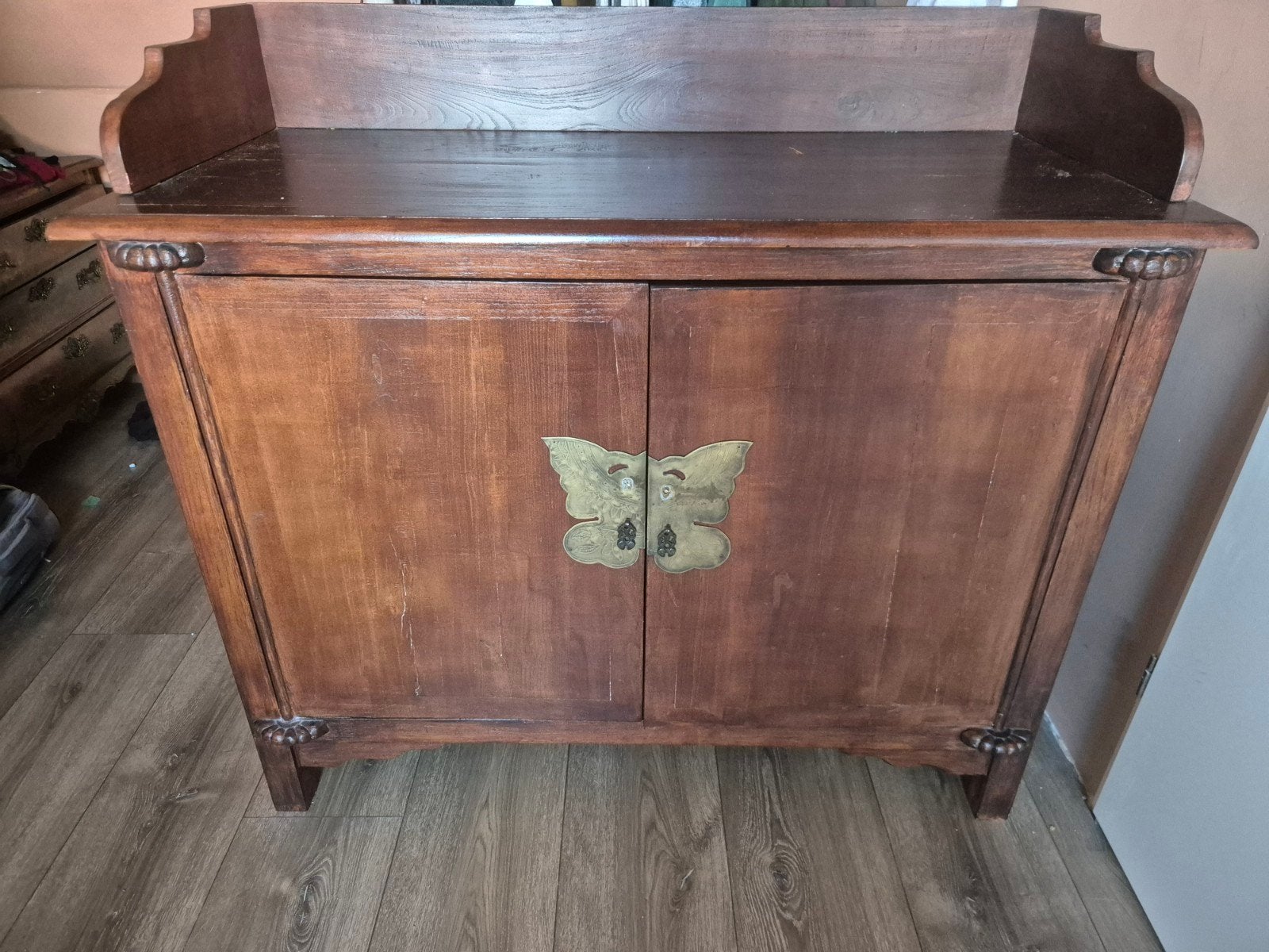 Chinese bruidskast/commode – houten kast met messing vlinder, Antiek en Kunst, Ophalen