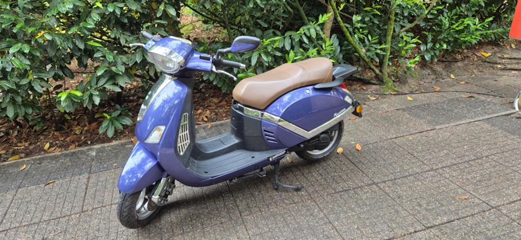 Te koop mooie  brom scooter iico, Fietsen en Brommers, Snorfietsen en Snorscooters, Zo goed als nieuw, Overige merken, Benzine
