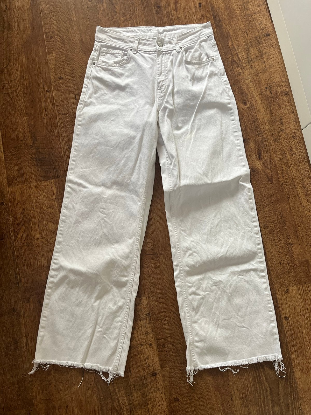 Witte wijde jeans met gerafelde pijpen, Maat 38/40 (M), Wit, Ophalen of Verzenden, Lang