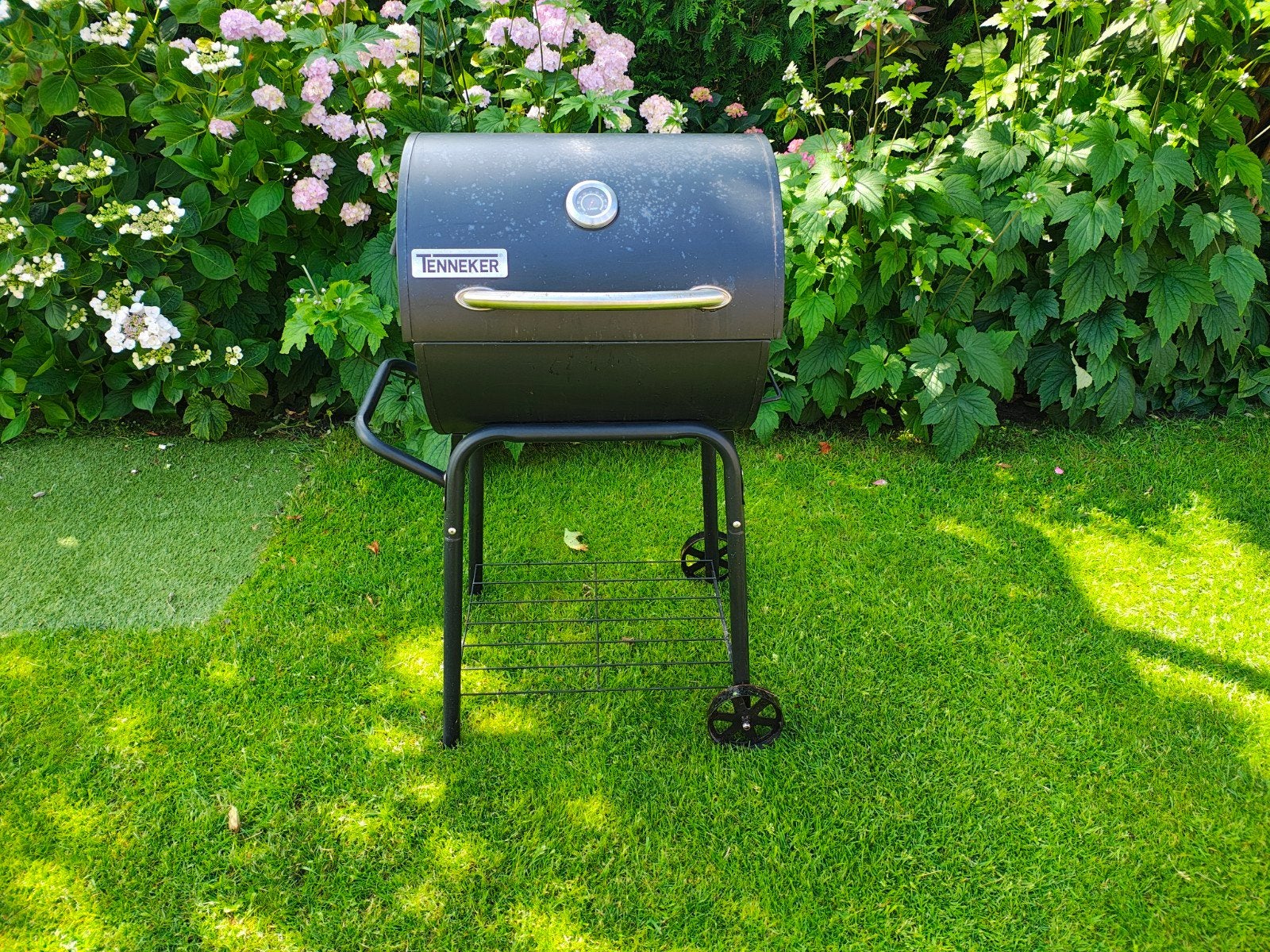 Tenneker houtskool barbecue met deksel en wielen, Ophalen of Verzenden, Gebruikt, Tenneker