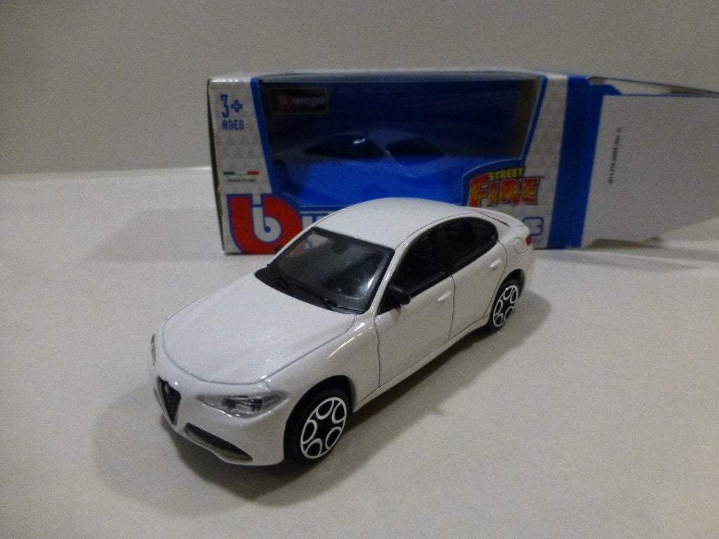 Bburago Alfa Giulia wit, Ophalen of Verzenden, Zo goed als nieuw, Auto, Overige merken