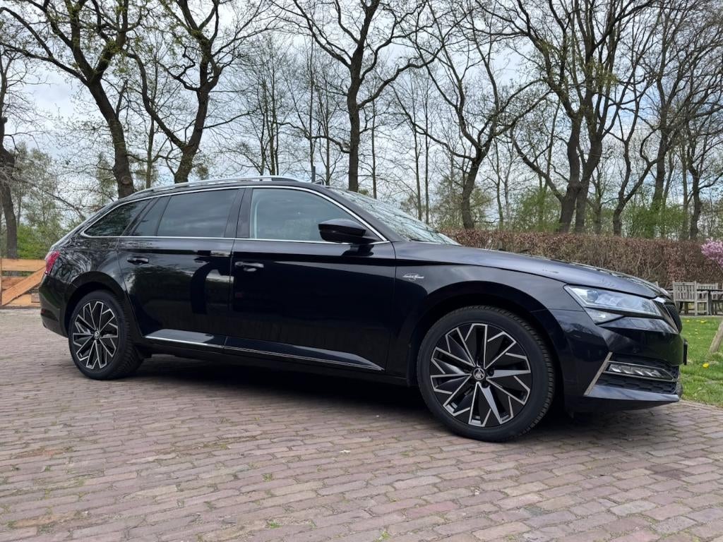Škoda Superb Combi iV L&K 2022 PHEV Pano Standkachel, Auto's, Skoda, Zwart, Zwart, 1709 kg, Te koop