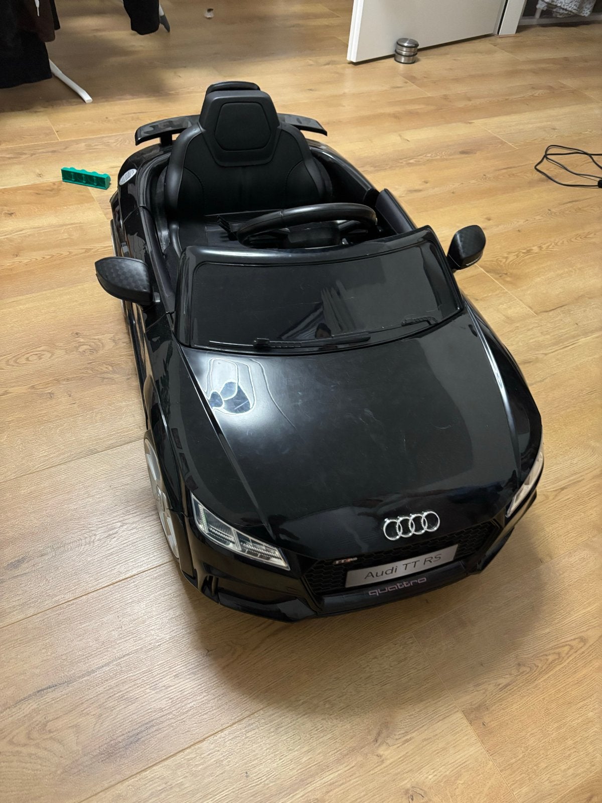 Elektrische kinderauto Audi TT met afstandsbediening, Ophalen, Zo goed als nieuw, Afstandsbediening