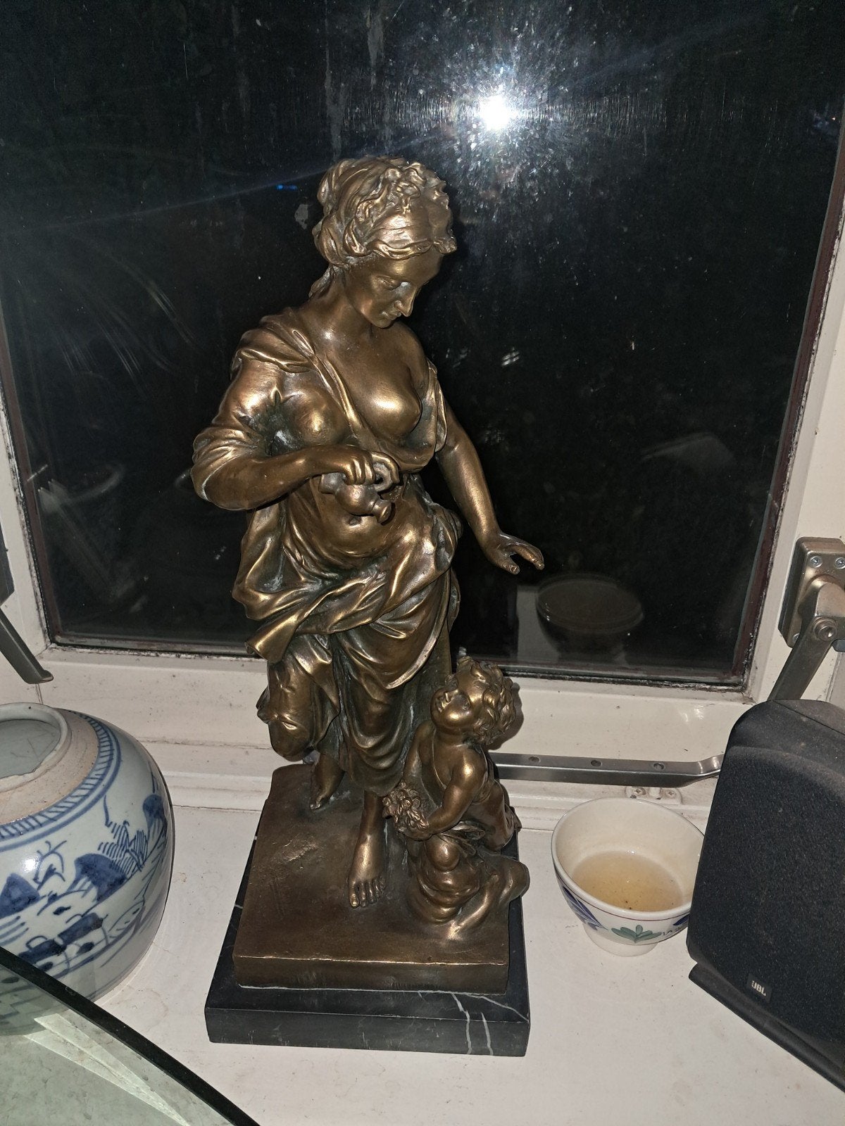 Antiek Bronzen Beeld: Vrouw met Kind op Marmeren Sokkel, Antiek en Kunst, Groep mensen, Ophalen of Verzenden, Brons, 20 - 50 cm