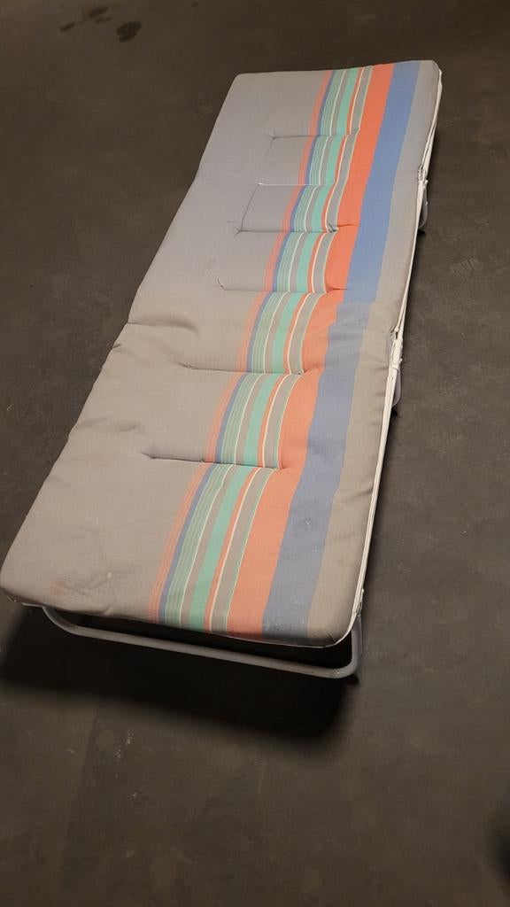 Verstelbaar ligbed met comfortabel kussen, Tuin en Terras, Ligbedden, Gebruikt, Metaal, Inklapbaar, Verstelbaar, Ophalen