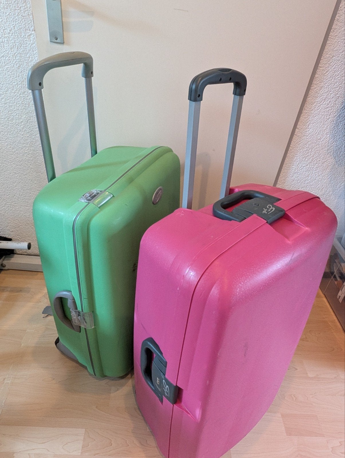 2 harde reiskoffers van Style  & American Tourister, Gebruikt, Hard kunststof, 45 tot 55 cm, Ophalen