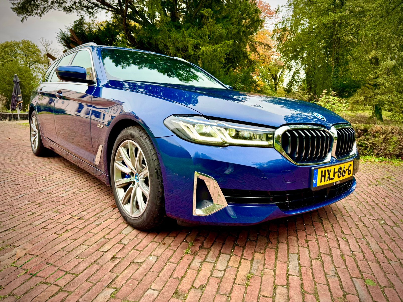 BMW 530e xDrive LuxuryLine M Individual B&W NP €100.176, Auto's, Automaat, 1935 kg, Verwarmde buitenspiegels, Beige