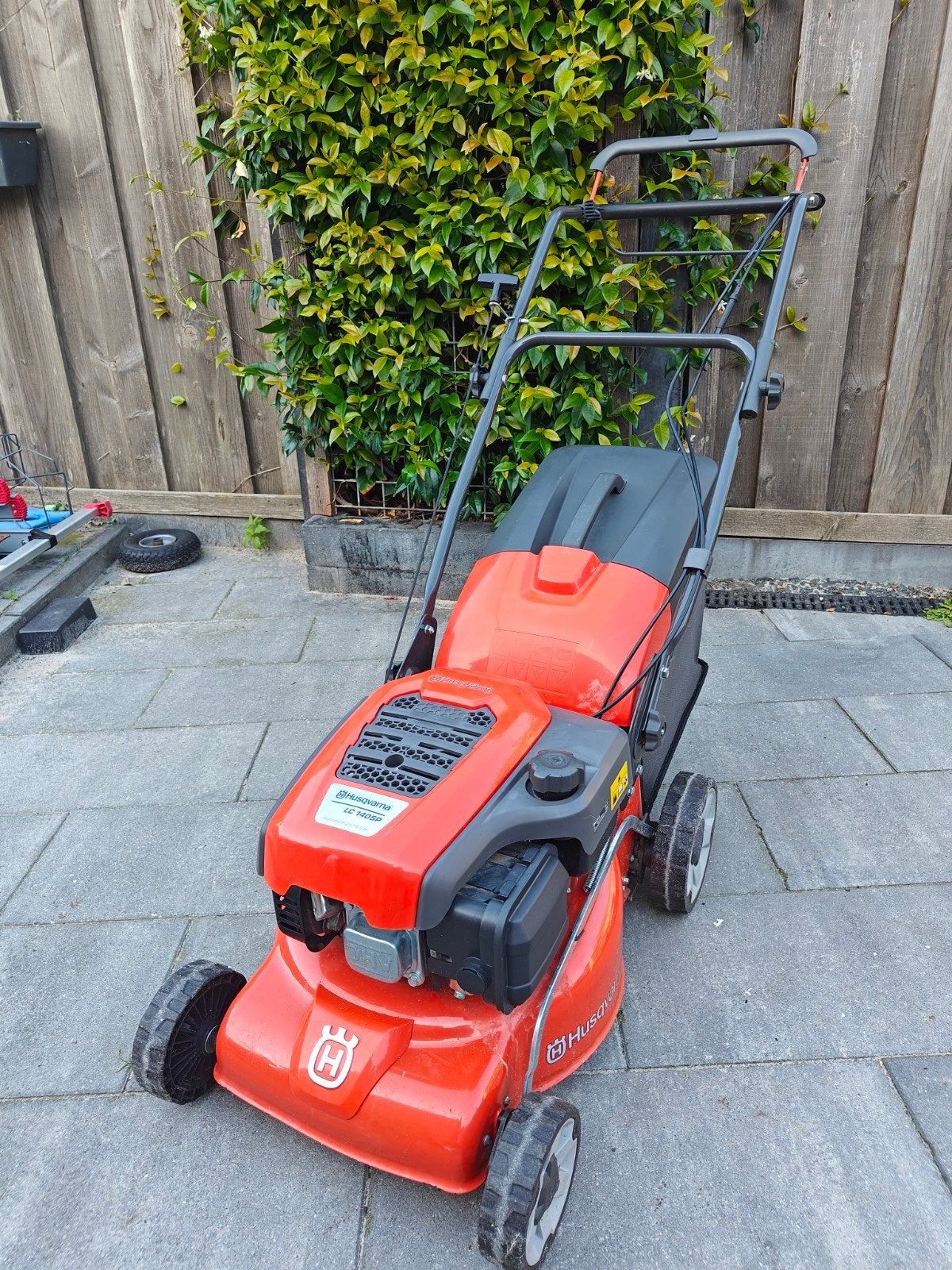 Husqvarna LC 140SP Benzine Loopmaaier, Ophalen, Cirkelmaaier, Zo goed als nieuw, 40 t/m 49 cm