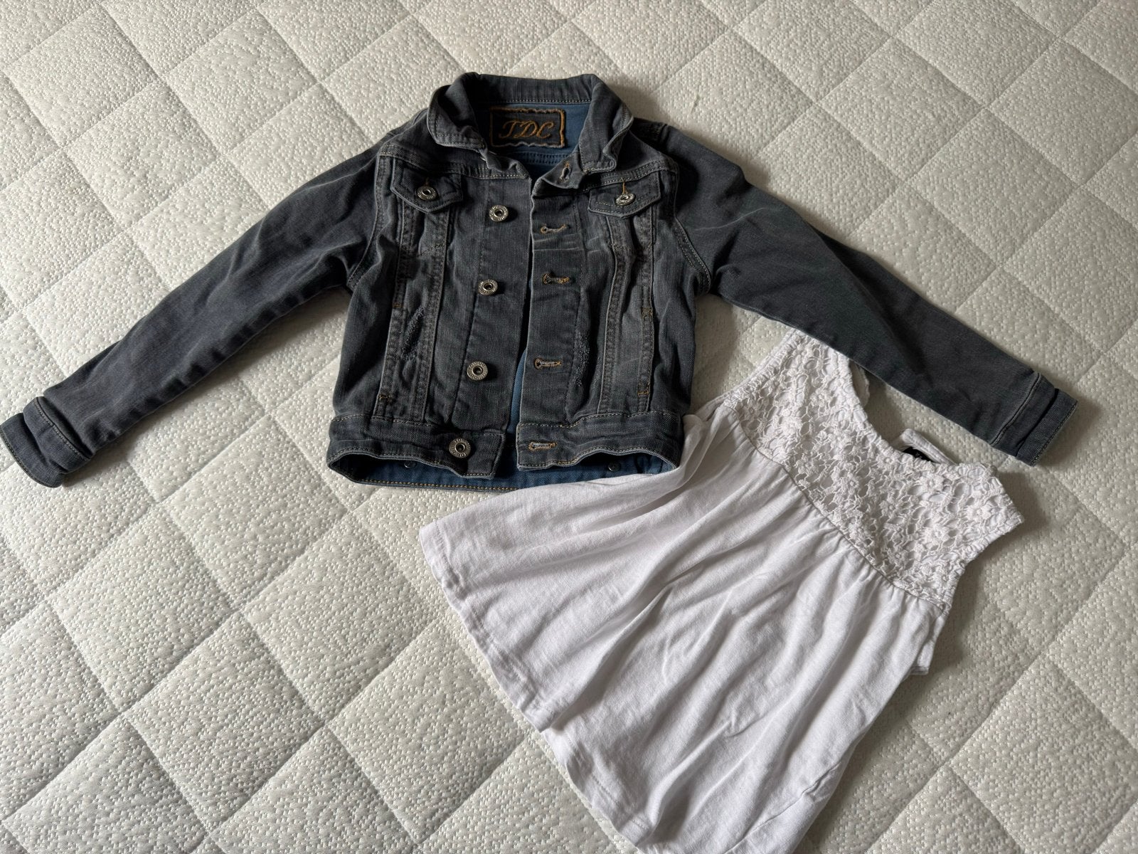 Stoere spijkerjas en wit topje voor meisjes, Kinderen en Baby's, Kinderkleding | Maat 110, Ophalen of Verzenden, Gebruikt, Meisje