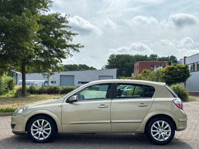 Opel Astra 1.6 Cosmo 5-Drs Airco Electric pakket Sportstoele, Voorwielaandrijving, 15 km/l, Gebruikt, Zwart