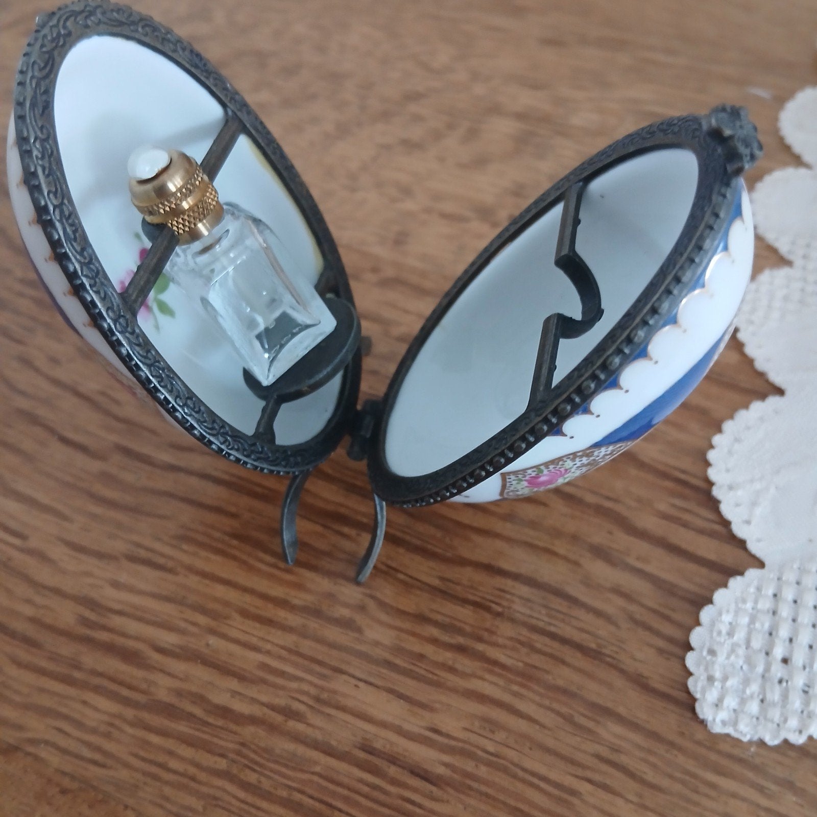 Limoges eitje met parfumflesje, Ophalen of Verzenden