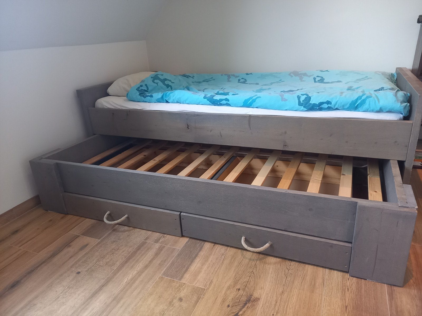 Steigerhouten bed met 2 grote lades en logeerbed - greywash, Ophalen, 85 tot 100 cm, Gebruikt, Lattenbodem