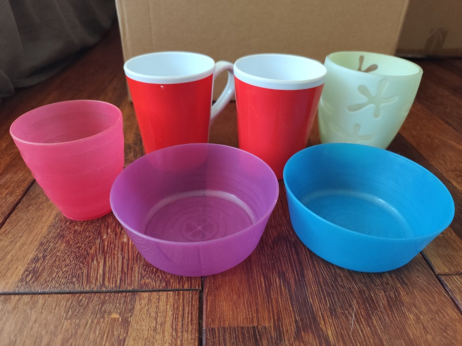 GRATIS: Kunststof servies set: bekers, kommen en mokken, Ophalen, Kunststof, Gebruikt, Kom(men)
