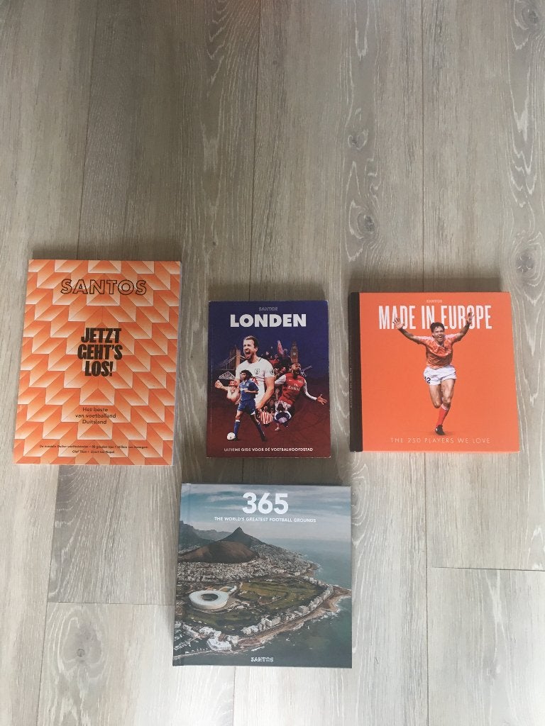 voetbalboeken- - SANTOS Voetbalmagazines(als nieuw)  4 stuks, Ophalen of Verzenden, Zo goed als nieuw, Balsport