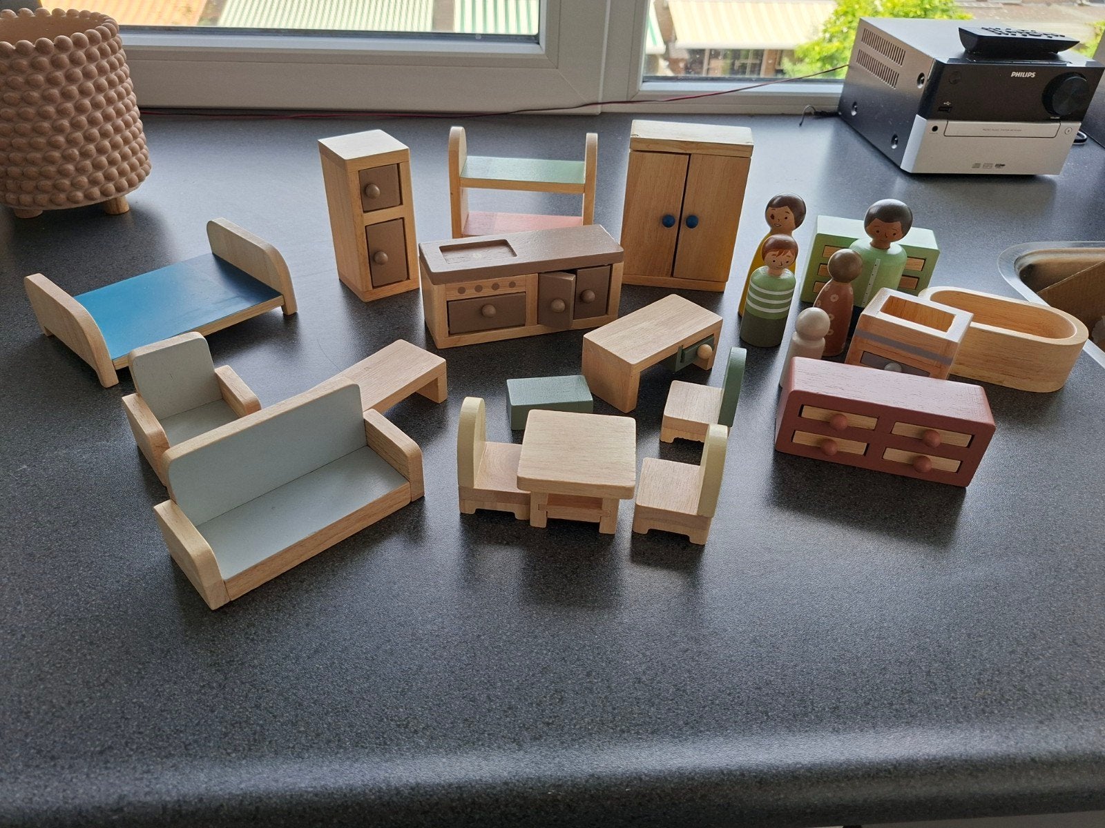 Nieuwe houten meubeltjes en poppetjes voor poppenhuis, Ophalen