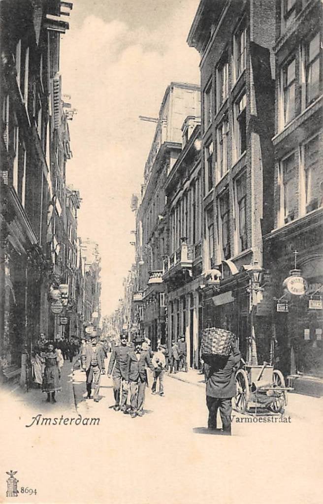 Amsterdam Warmoesstraat met winkels en volk 1900, Ophalen of Verzenden, Voor 1920, Ongelopen, Noord-Holland
