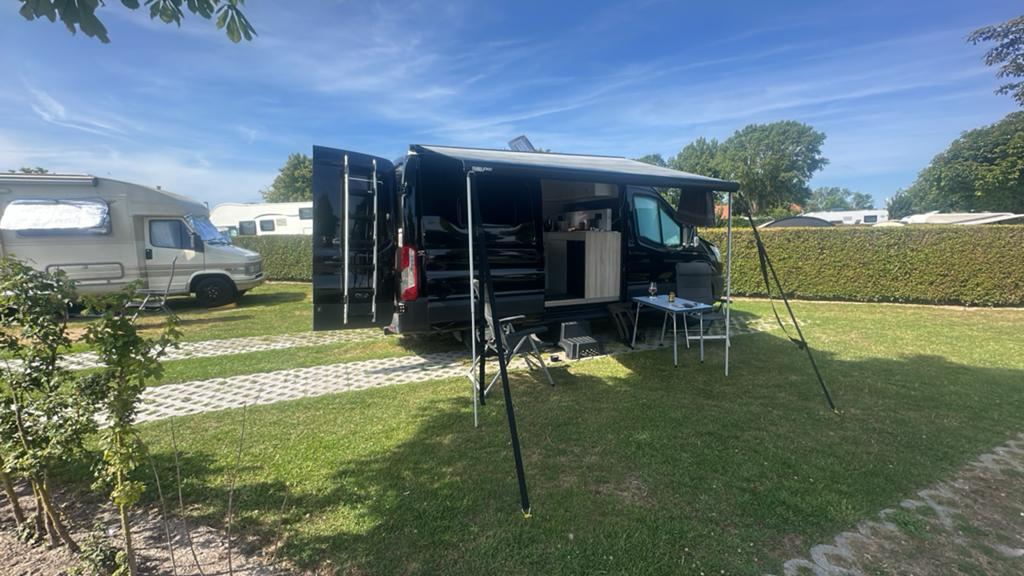 Zwarte Ford Transit Buscamper - Klaar voor Avontuur!, Chemisch toilet, Ringverwarming, Ford, Tot en met 2