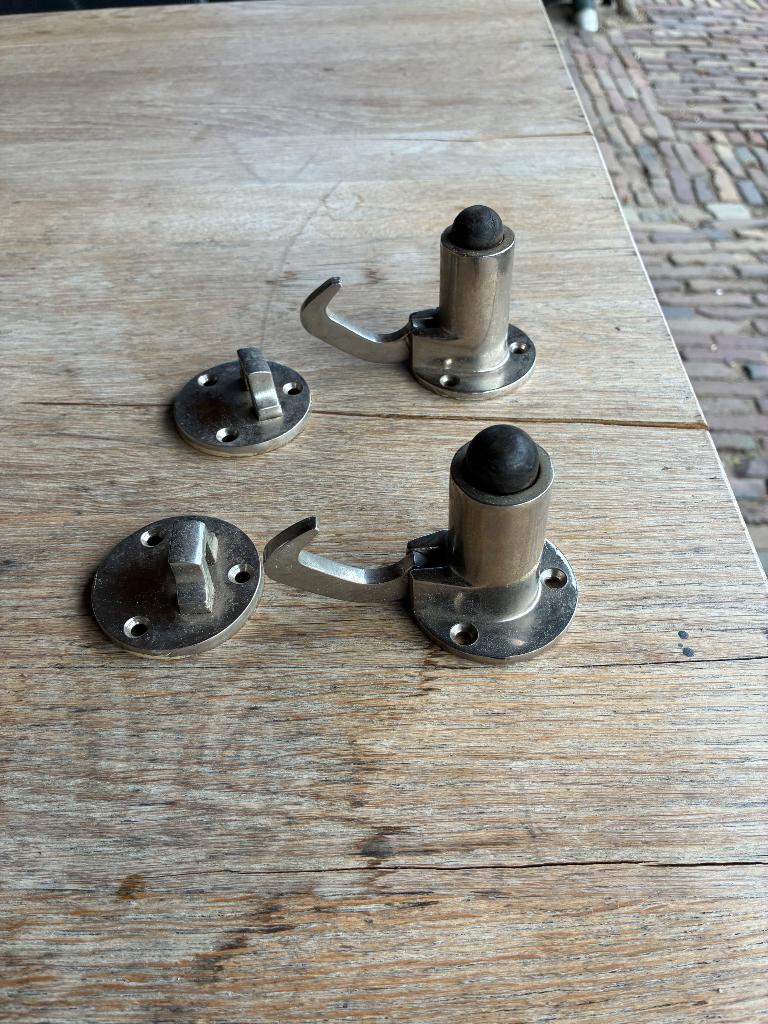 3 nieuwe poort schanieren met 2 poortvastzetters, Ophalen of Verzenden, Nieuw, Scharnier