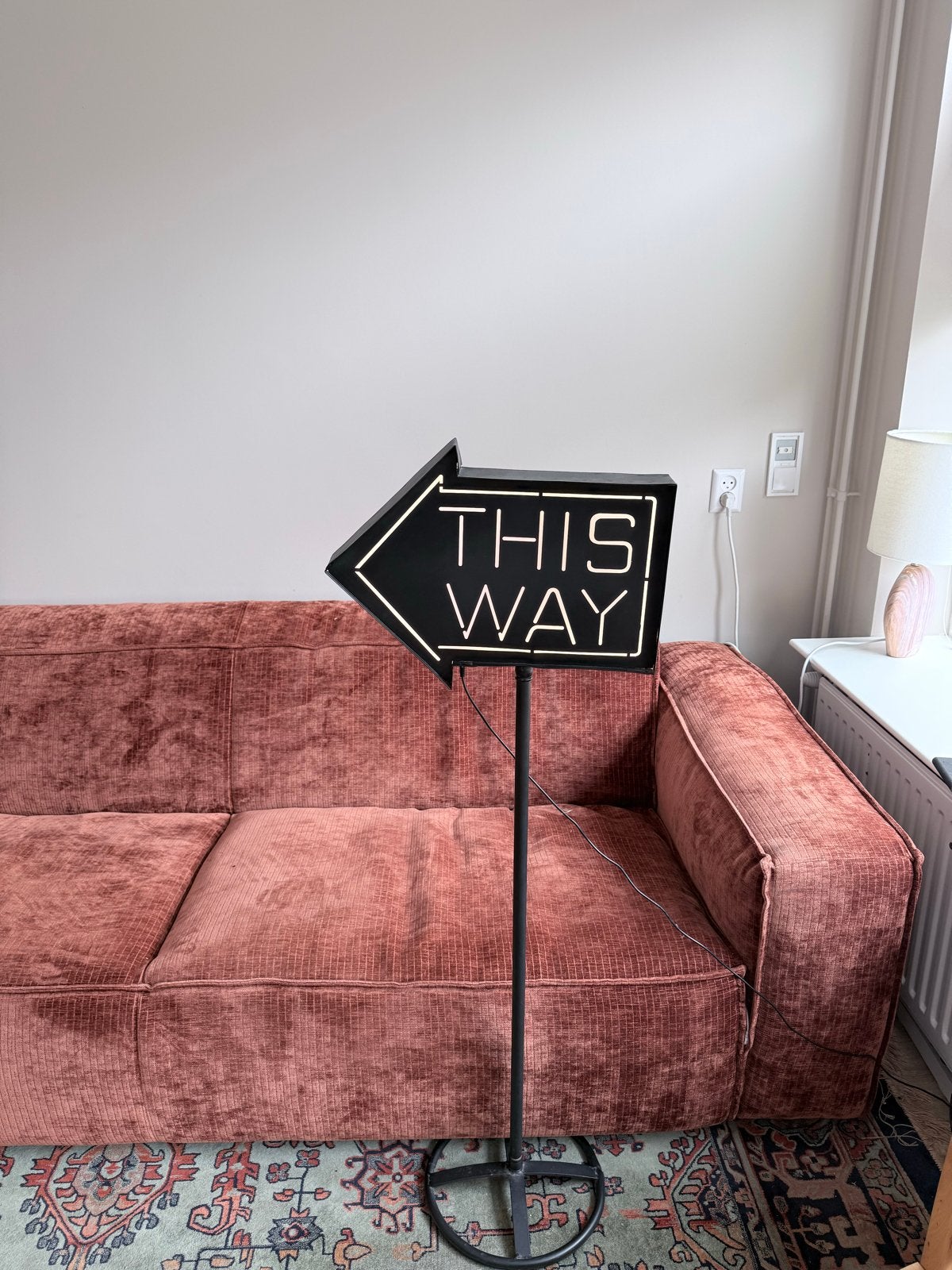 Unieke 'THIS WAY' vloerlamp - Eyecatcher! Van Kare design, Ophalen, 100 tot 150 cm, Overige fittingen, Zo goed als nieuw