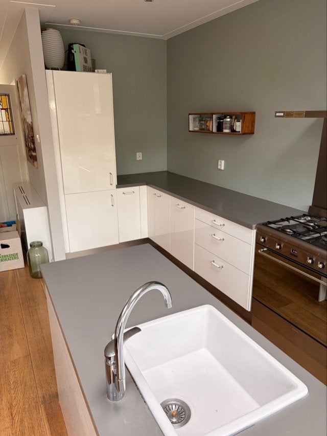 Foto 2 van Moderne keuken met eiland en moderne apparatuur