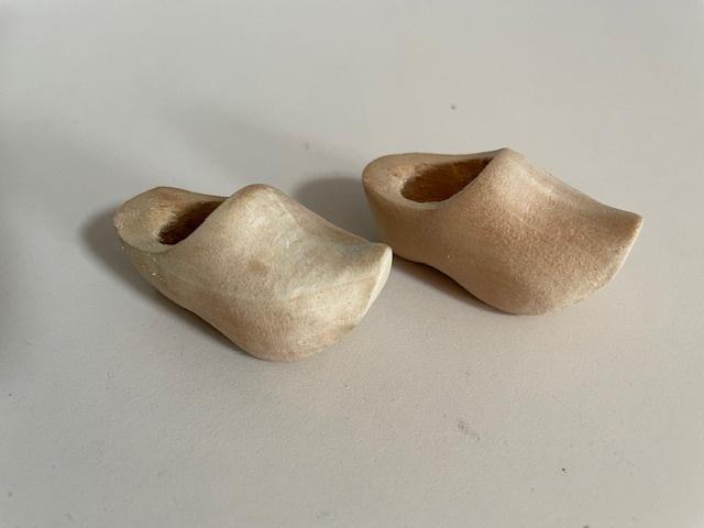 Setje van 2 kleine houten klompjes voor pop. Poppen klompen., Kinderen en Baby's, Speelgoed | Poppen, Ophalen, Zo goed als nieuw