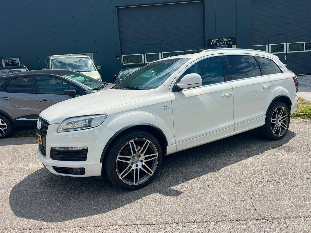 Audi Q7 4.2 FSI quattro S-line panodak vol options 7p. 257dk, Auto's, Audi, Gebruikt, 8 cilinders, Wit, 147 €/maand