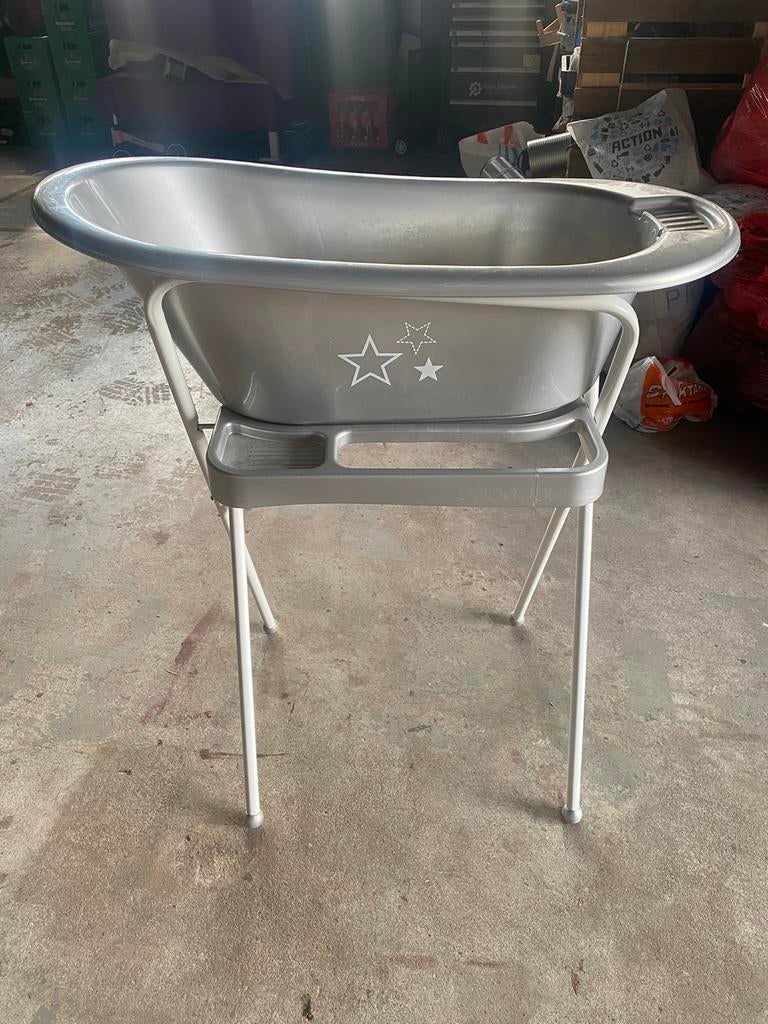 Zilverkleurig babybadje met standaard, Kinderen en Baby's, Badjes en Verzorging, Zo goed als nieuw, Badje, Overige merken, Standaard