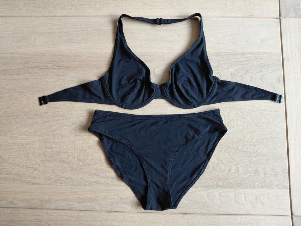 Leuke zwarte bikini van Hunkemoller maat 40DE en broekje 38, Ophalen of Verzenden, Zo goed als nieuw, Zwart, Bikini