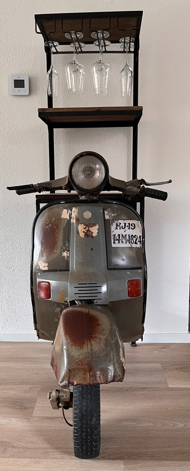Unieke scooterwijnrek en barmeubel - Industrieel design, Ophalen, Gebruikt, Metaal, Grijs