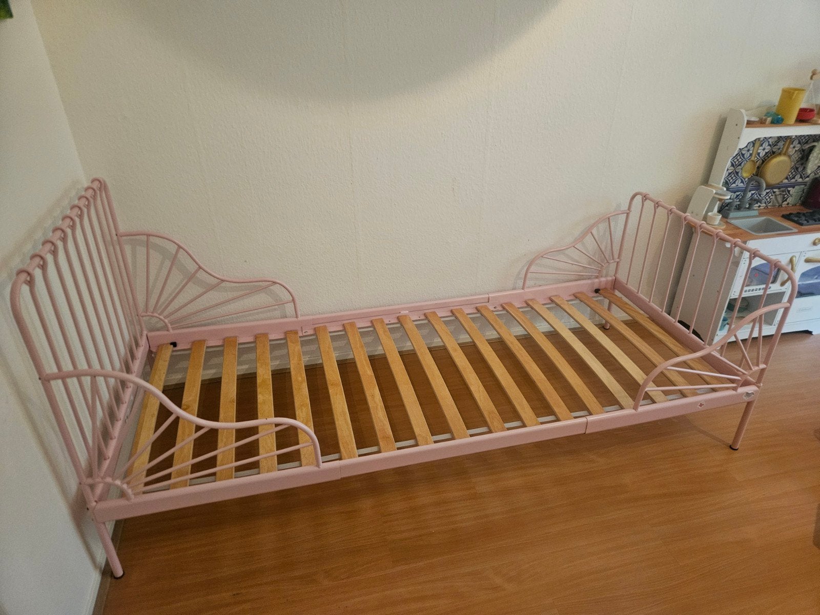 IKEA MINNEN uitschuifbaar kinderbed - Roze, Ophalen, Kinderlijk, speels, 80 cm, Metaal