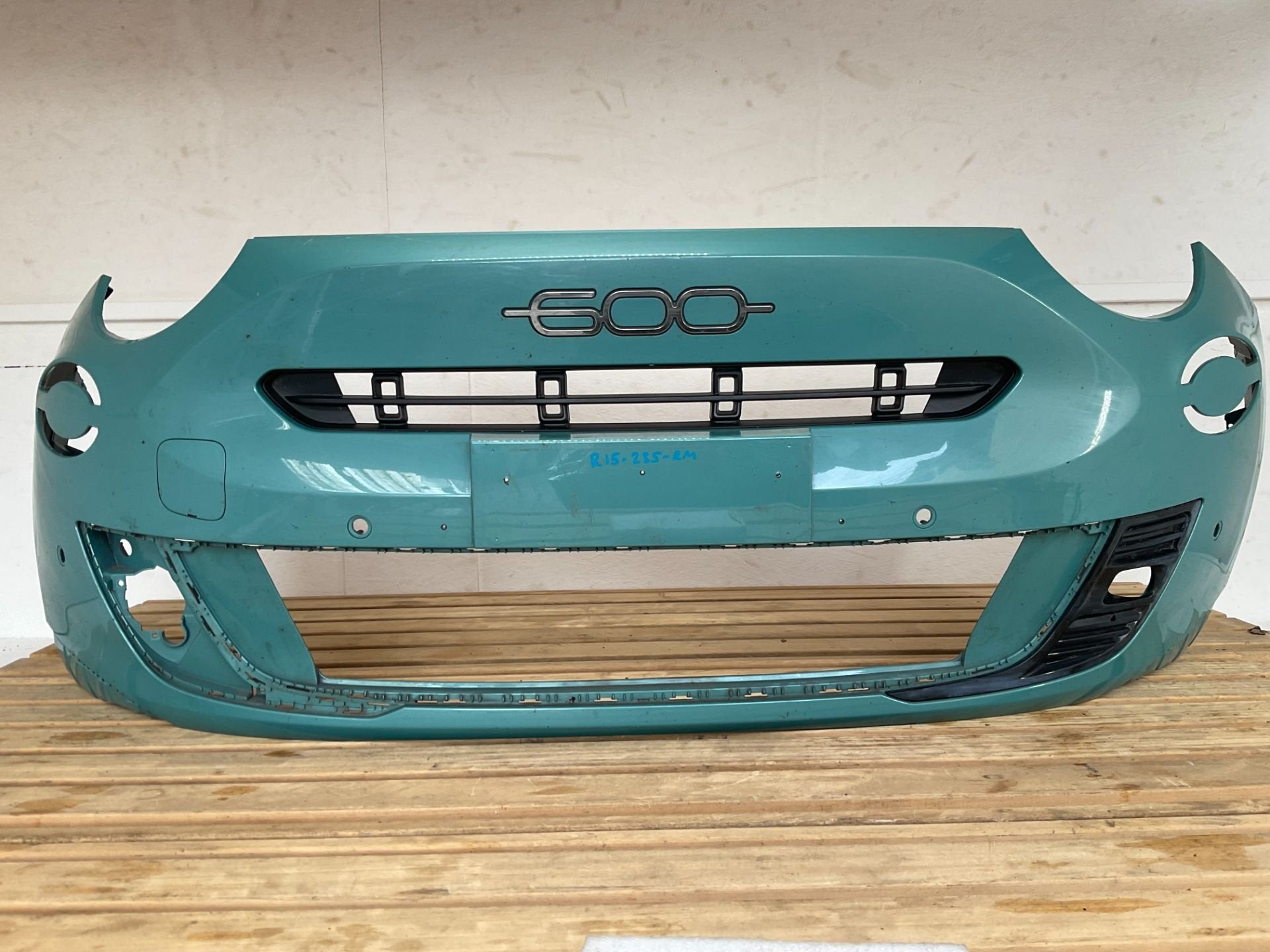 Bumper Fiat 600 600E 735763132 Voorbumper R15-235-RM, Gebruikt, Voor, Stellantis Europe S.p.A., Ophalen of Verzenden