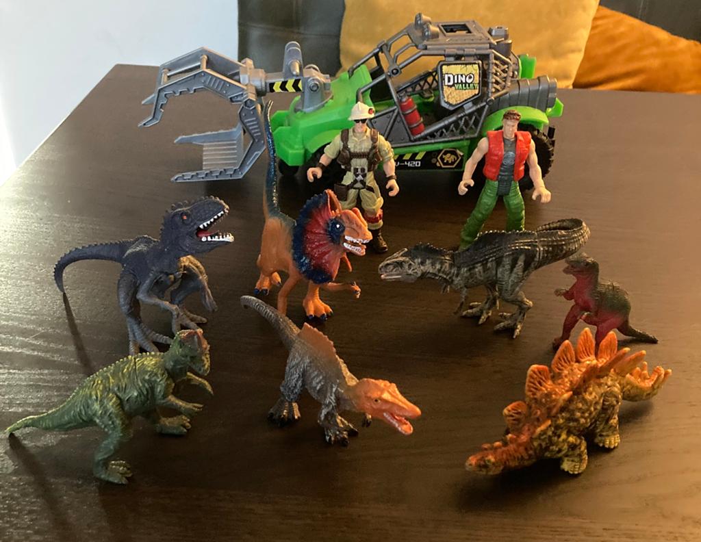 Leuk setje dinos, dino auto en 2 poppetjes, Ophalen of Verzenden, Zo goed als nieuw