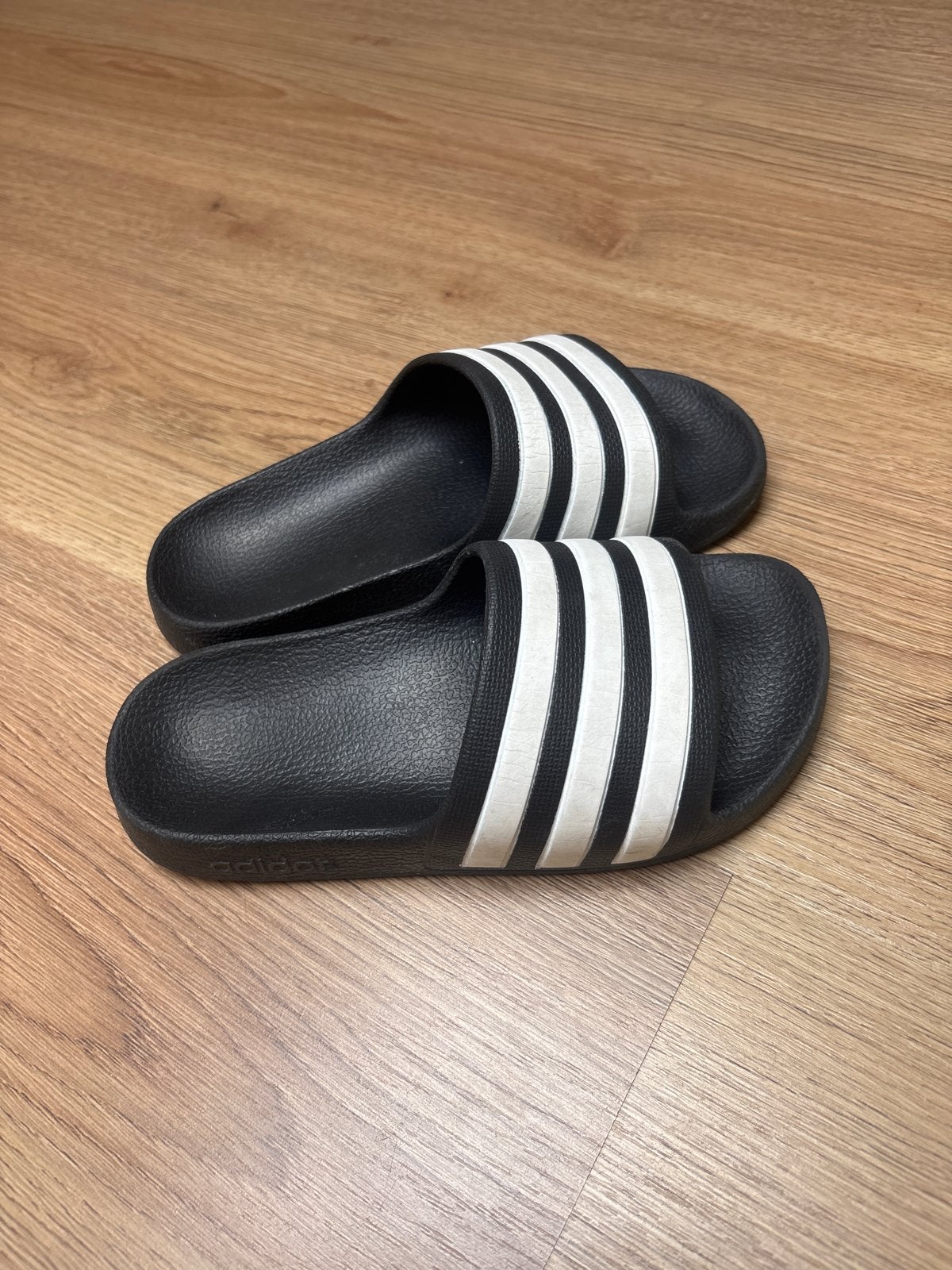 Adidas Adilette slippers - Zwart met witte strepen, Ophalen of Verzenden, Gedragen, Zwart, Slippers