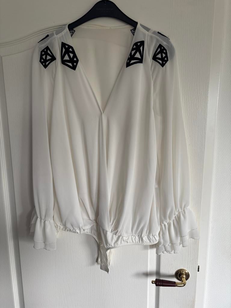 Roomwitte Mangano body met zwarte details, Ophalen of Verzenden, Zo goed als nieuw, Maat 46/48 (XL) of groter, Wit