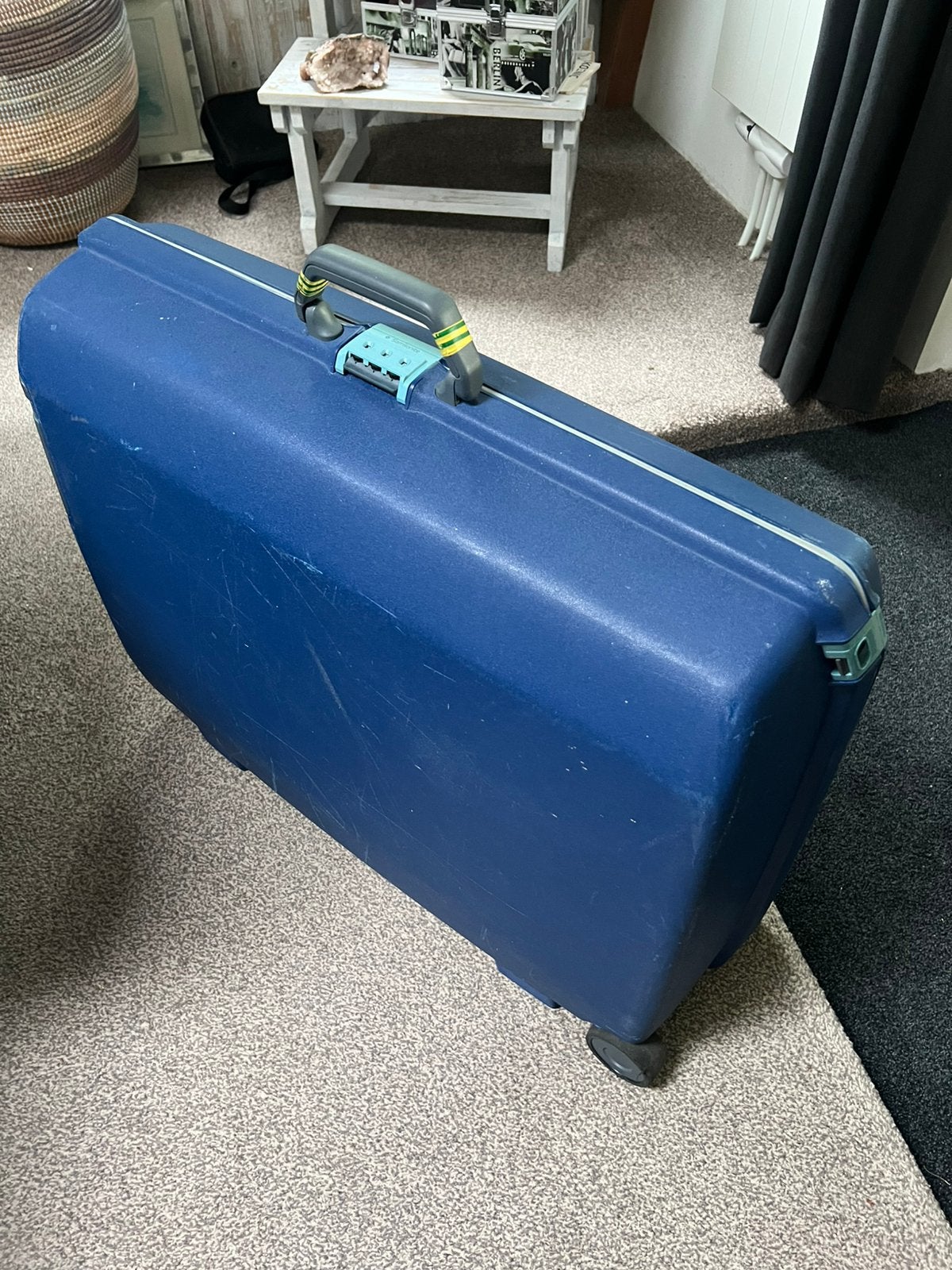 Samsonite koffer met slot en trekhendel, Ophalen, Hard kunststof, Slot, Zo goed als nieuw