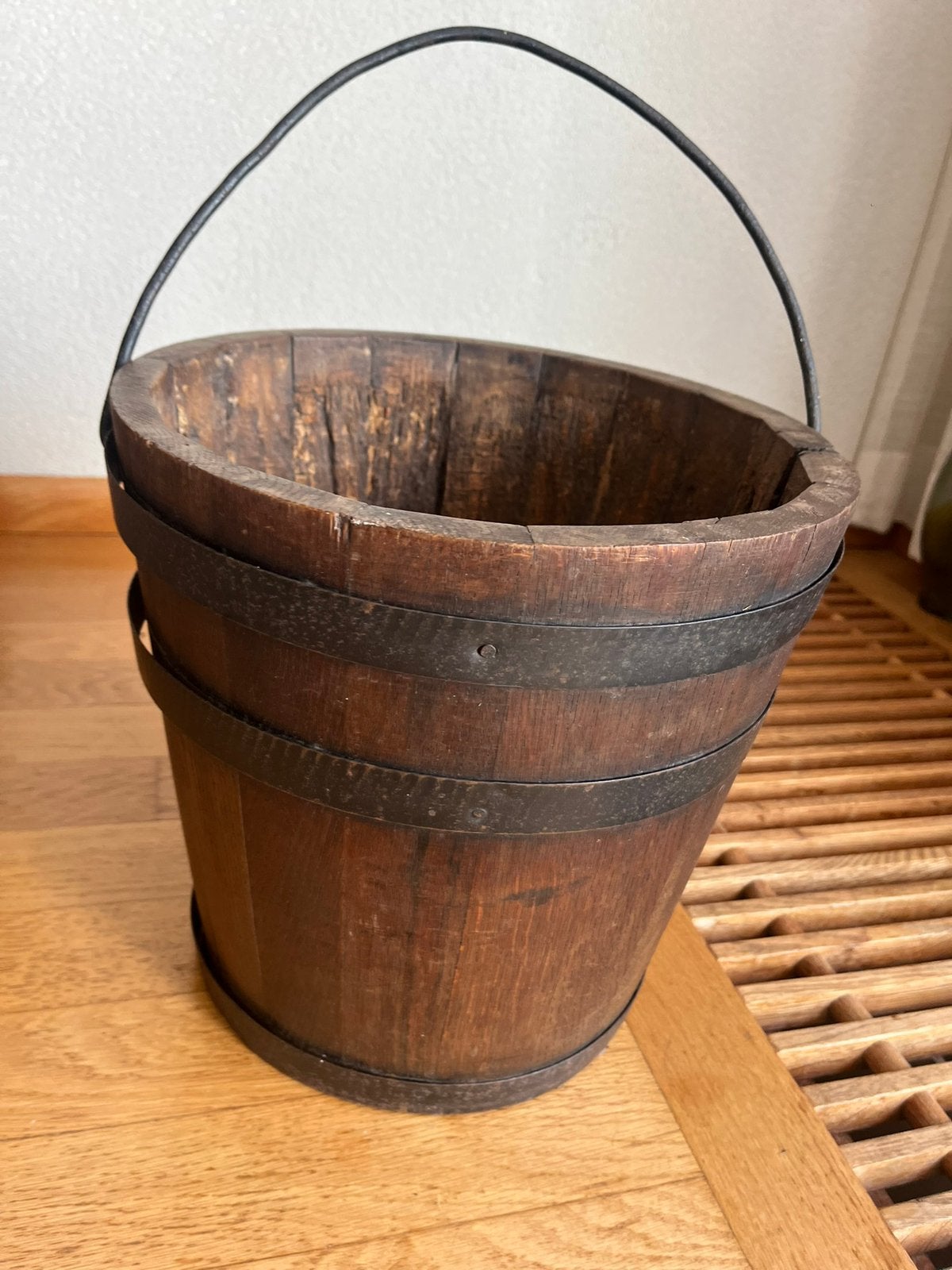 Antieke houten emmer, Ophalen