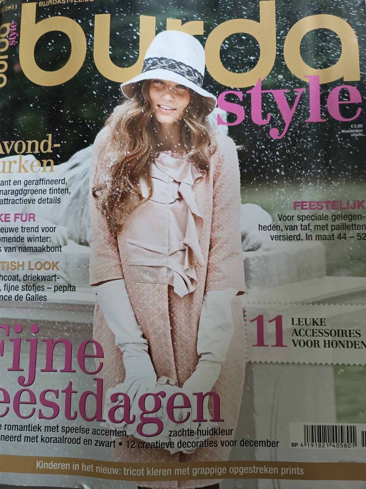 Burda Style December 2011 feestmode, Hobby en Vrije tijd, Kledingpatronen, Ophalen of Verzenden, Zo goed als nieuw, Vrouw, Burda