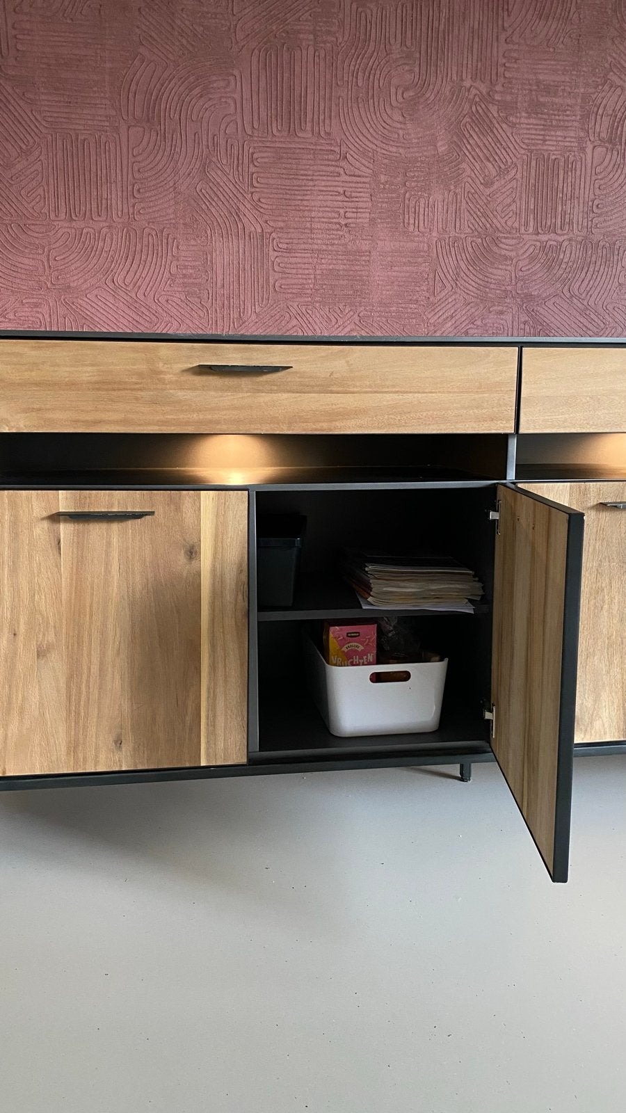 Foto 3 van Houten dressoir 240 cm met LED verlichting