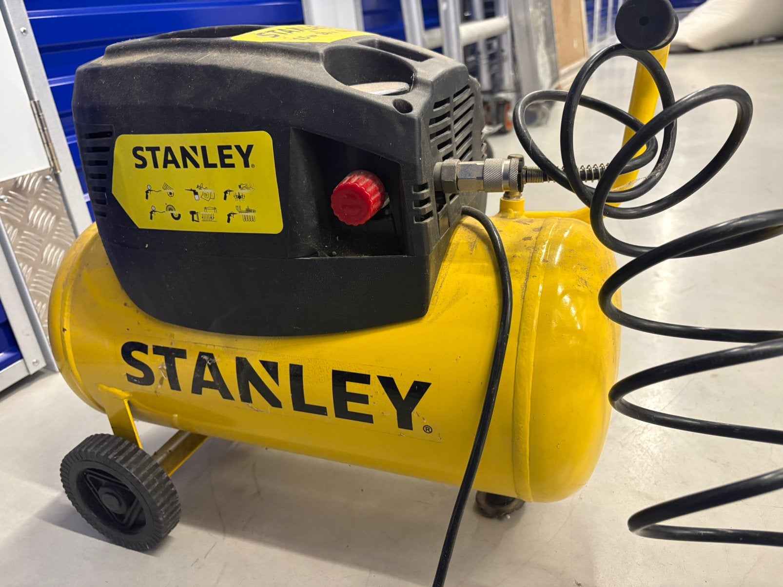 Stanley compressor 24L 1,5 PK 8 bar + slang en blaaspistool, Minder dan 25 liter, Ophalen, Zo goed als nieuw, Minder dan 200 liter/min