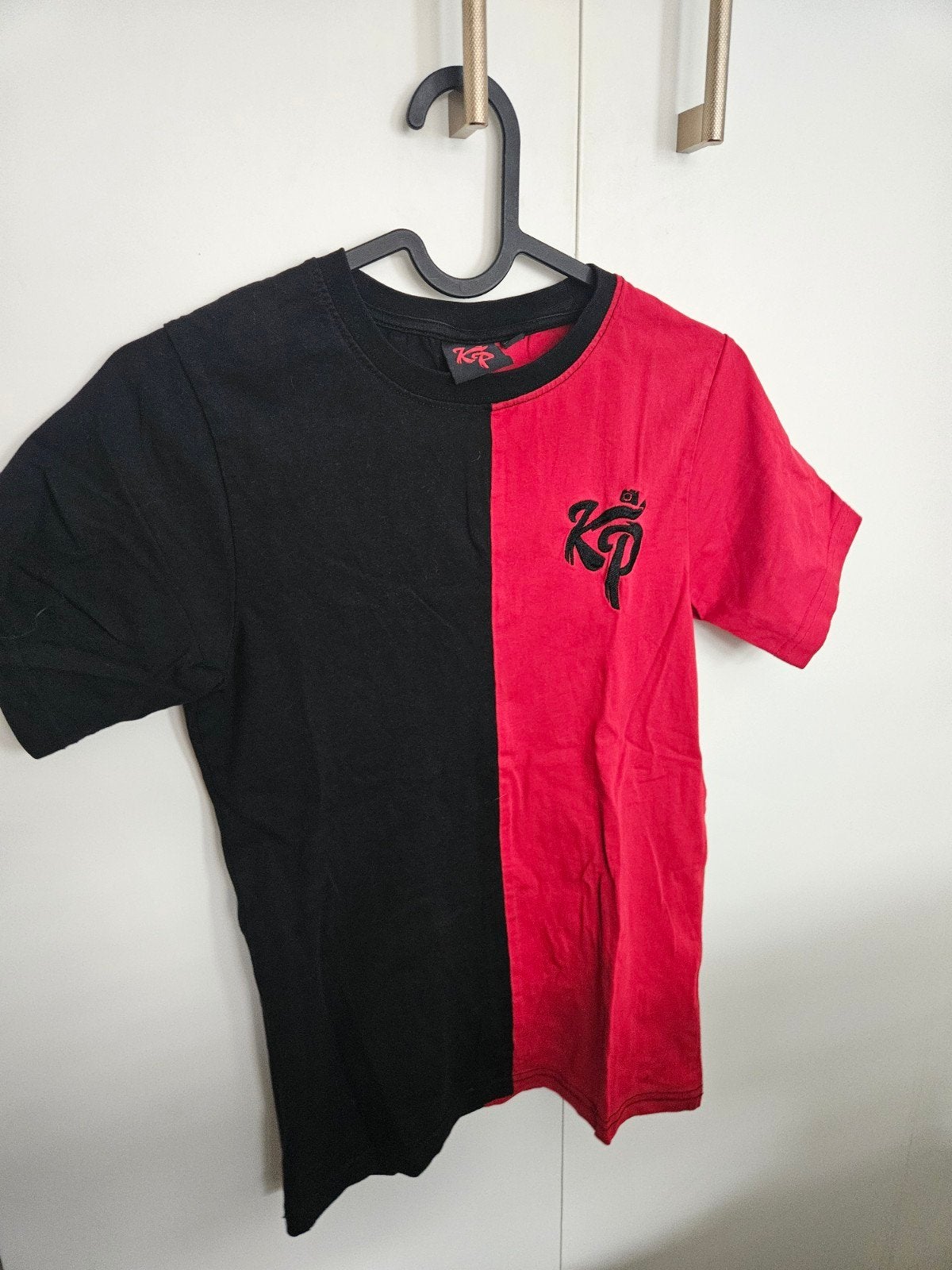 KP T-shirt Zwart/Rood Maat 146/152, KP, Gebruikt, Ophalen of Verzenden, Shirt of Longsleeve