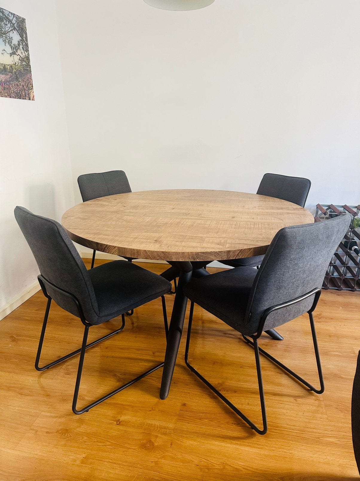 Brandy ronde eettafel 130 cm + 4 Tori stoelen