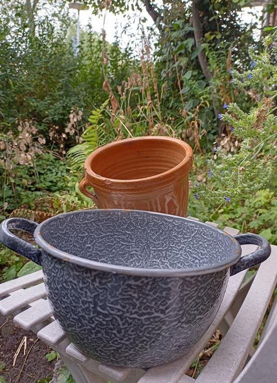2x Vintage brocante emaille terracotta bloempot overpot pot, Tuin en Terras, Ophalen, Gebruikt, Rond, Balkon