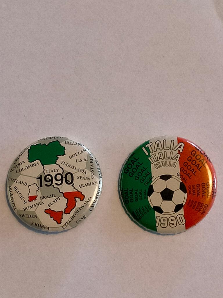 Italië 1990 WK voetbal sport toernooi buttons set, Verzamelen, Speldjes, Pins en Buttons, Ophalen of Verzenden, Gebruikt, Sport